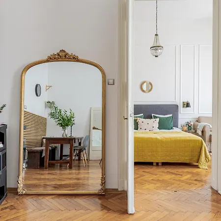 Classic Elegance With Synagogue View By Astoria *
