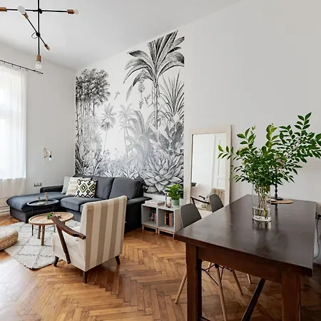 Classic Elegance With Synagogue View By Astoria Lejlighed *