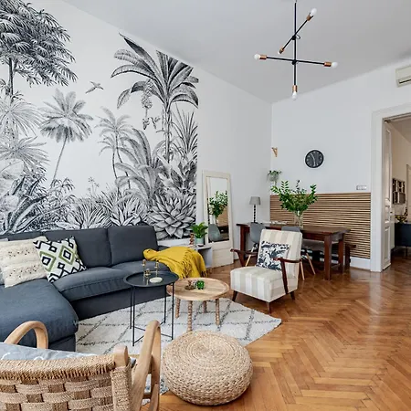 Classic Elegance With Synagogue View By Astoria *