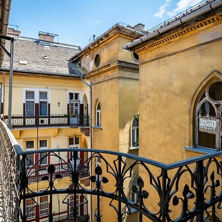 Classic Elegance With Synagogue View By Astoria Lejlighed *