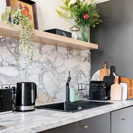 Classic Elegance With 2br, 2bthr By View By Astoria *