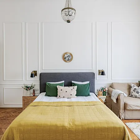 Classic Elegance With Synagogue View By Astoria Lejlighed *