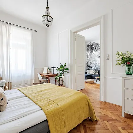 Classic Elegance With Synagogue View By Astoria *