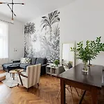 Classic Elegance With 2br, 2bthr By View By Astoria Apartament *