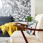 Classic Elegance With 2br, 2bthr By View By Astoria Lägenhet Budapest