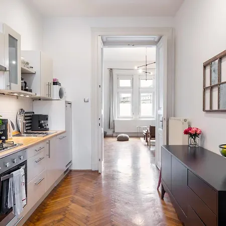 Classic Elegance With Synagogue View By Astoria *