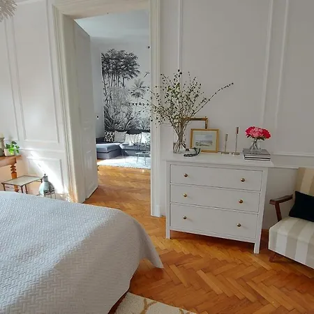 Classic Elegance With Synagogue View By Astoria Apartment