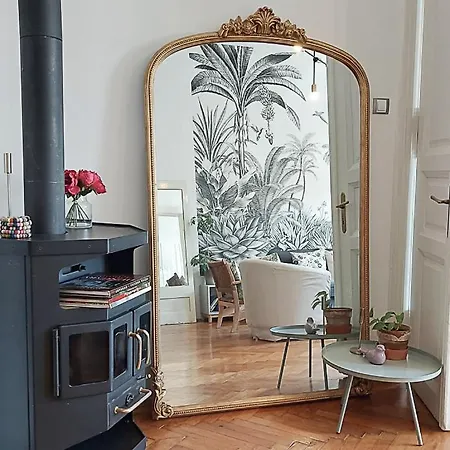 Classic Elegance With Synagogue View By Astoria Apartment