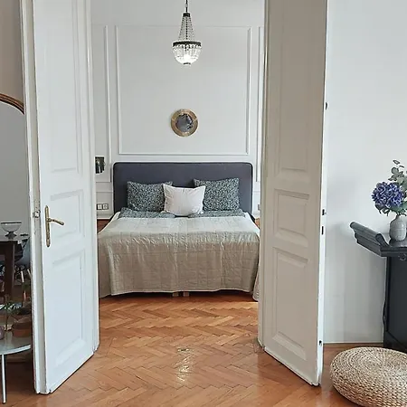 Apartment Classic Elegance With Synagogue View By Astoria