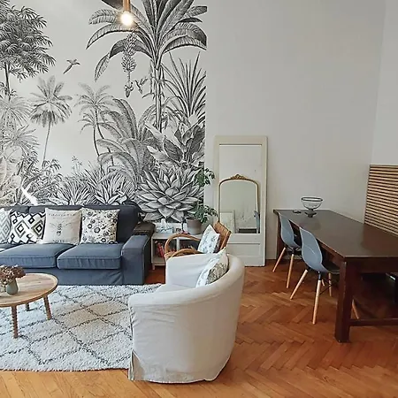 Classic Elegance With Synagogue View By Astoria Apartment Budapest