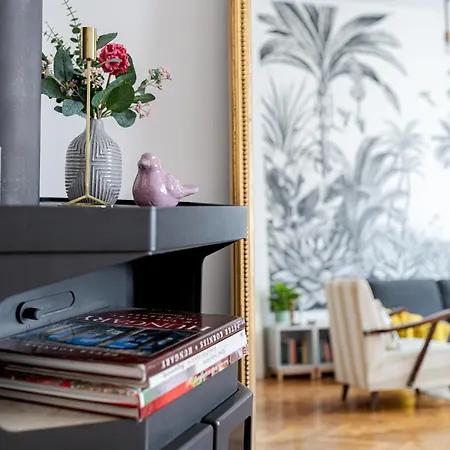 Classic Elegance With Synagogue View By Astoria Apartamento