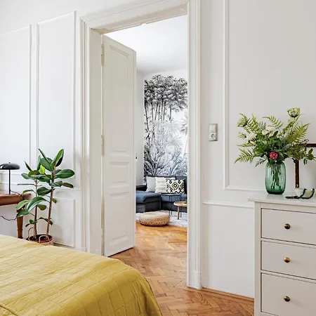 Classic Elegance With Synagogue View By Astoria