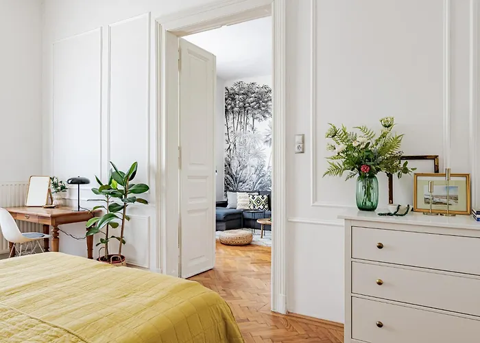 Classic Elegance With 2br, 2bthr By View By Astoria