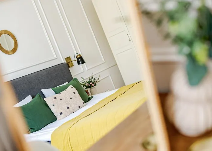 Apartment Classic Elegance With 2br, 2bthr By View By Astoria