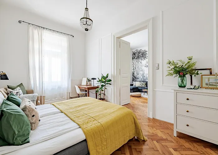 Classic Elegance With 2br, 2bthr By View By Astoria *