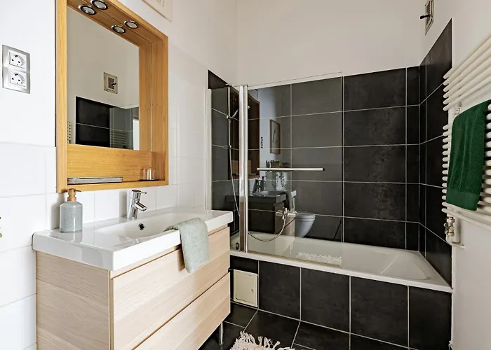 Classic Elegance With 2br, 2bthr By View By Astoria