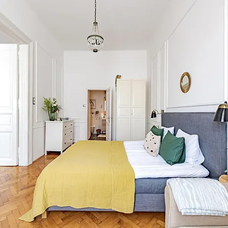 Classic Elegance With 2br, 2bthr By View By Astoria 布达佩斯